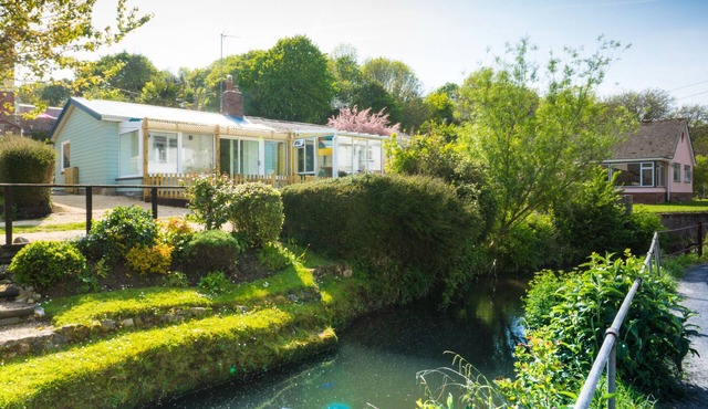 Homestead, Lyme Regis is a cosy riverside cabin, 10 mins walk from the beach