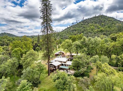 Homestead Ranch near Yosemite with Horses and Chickens