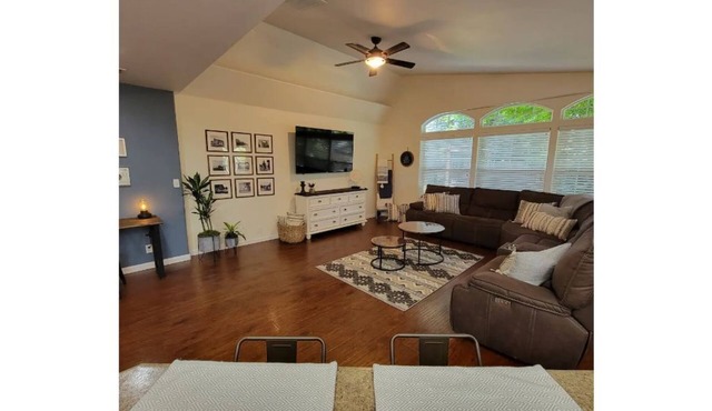 Hometown 3-bedroom spacious living NO cleaning fee