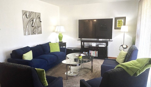 Hometown Cozy ADA friendly, Kids, Pets, King Bed! Quiet, Safe Neighborhood