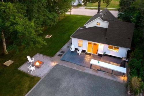 Hometown Haven- 3 bedroom, Large Yard, Firepit