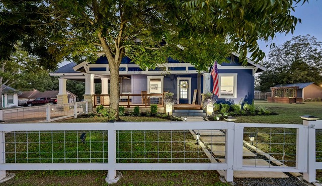 “Hometown Hideaway” in the heart of Downtown Liberty Hill