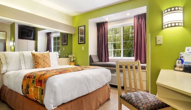 Hometown Inn & Suites Jacksonville - Butler Blvd./Southpoint