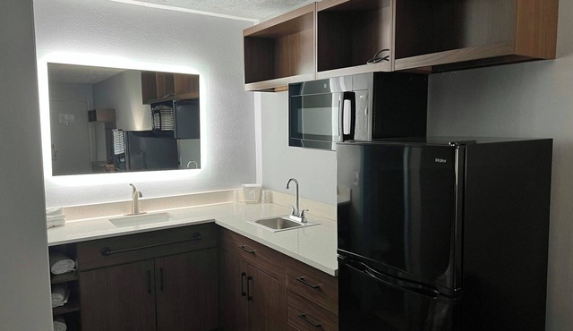 HomeTowne Studios by Red Roof Georgetown, KY