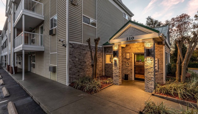 HomeTowne Studios by Red Roof Orlando - Casselberry