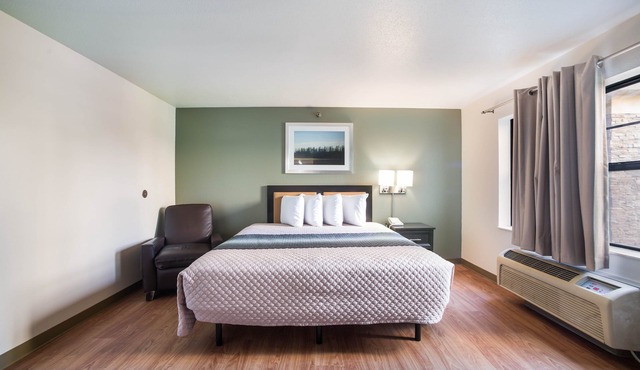 HomeTowne Studios by Red Roof St. Louis - Airport/N Lindbergh