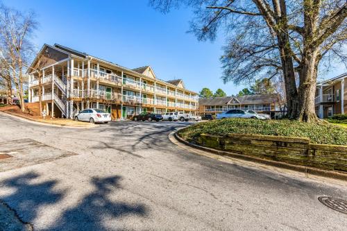 HomeTowne Studios by Red Roof Atlanta - Norcross Downtown