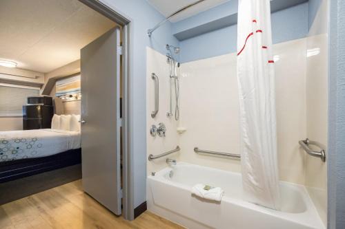 HomeTowne Studios by Red Roof Princeton - Ewing/Lawrenceville