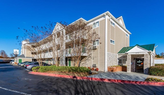 HomeTowne Studios by Red Roof Atlanta - Chamblee