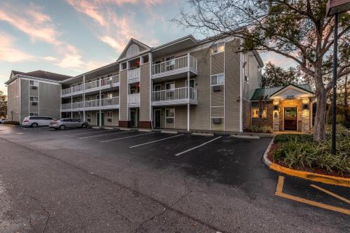 HomeTowne Studios by Red Roof Orlando - Casselberry