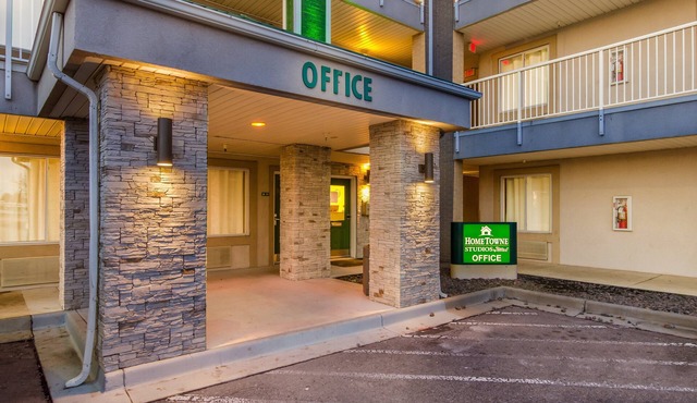 HomeTowne Studios By Red Roof Denver - Airport/Aurora