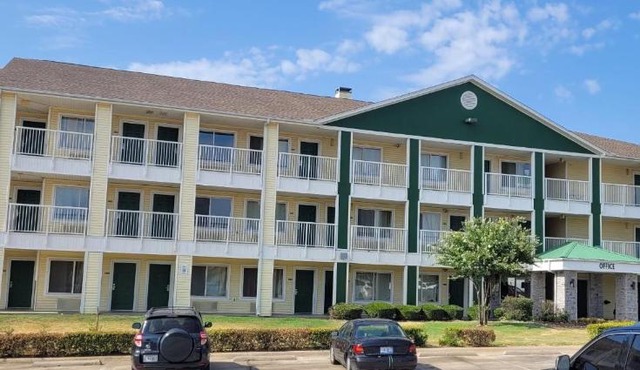 HomeTowne Studios by Red Roof Dallas - Irving
