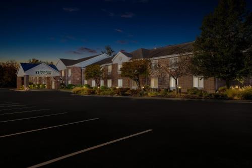 HomeTowne Studios by Red Roof East Lansing - Okemos