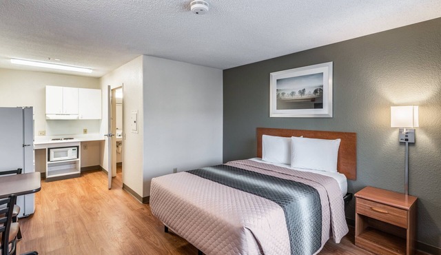 HomeTowne Studios by Red Roof Spokane - Valley