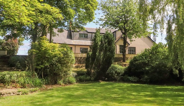 HOMEWOOD, pet friendly, with hot tub in Garstang