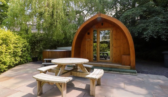 HOMEWOOD POD, pet friendly, with hot tub in Garstang