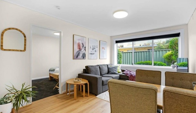 Homey 1 bdrm Thornbury Apt. near restaurants+shops