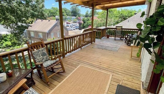Homey 1 BR unit across from Belhaven Town Center