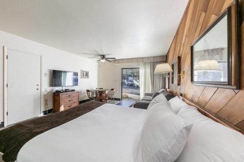 Homey 1st Floor Studio #135 at Donner Lake Village