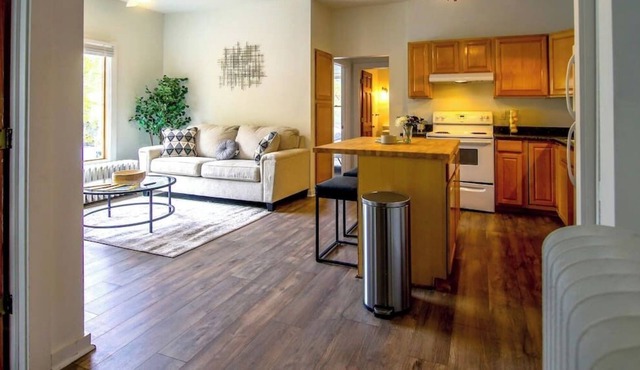 Homey 2 Bedroom Apt Near Drake With Free Parking