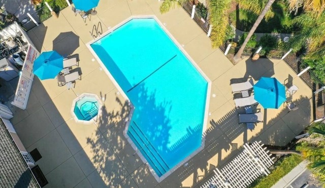 Homey 2 Suite w/Fireplace & Desk Space l Near Lake Elizabeth - 3.8 miles Away