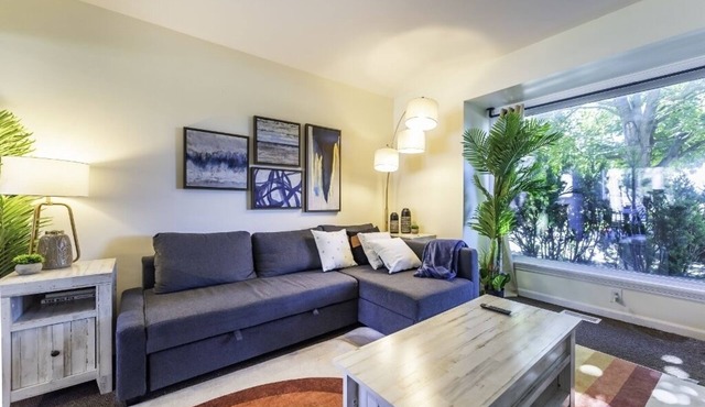 Homey 3BR/2.5BA Townhouse, Walk to Big House!