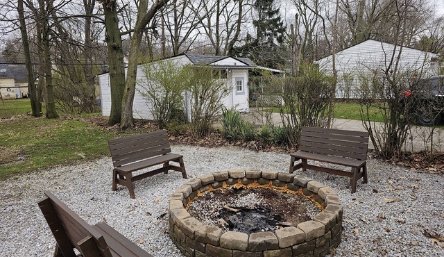 Homey 3BR near CLE! Firepit, Games and Stars!