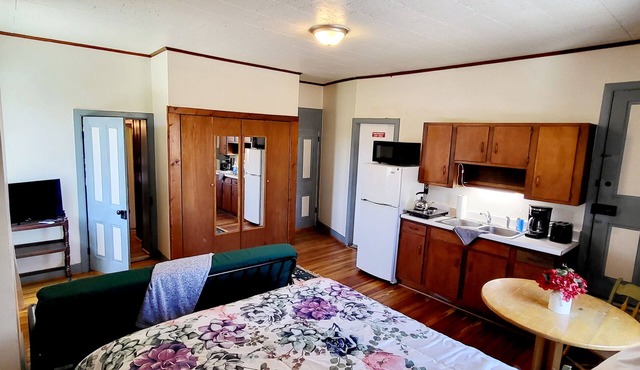 Homey Caretakers Room in historic Manor House!