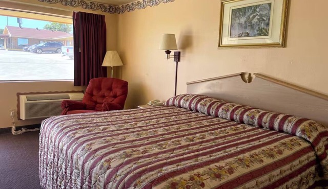 Homey & Comfy Room w/Free Parking Perfect for Road Trippers