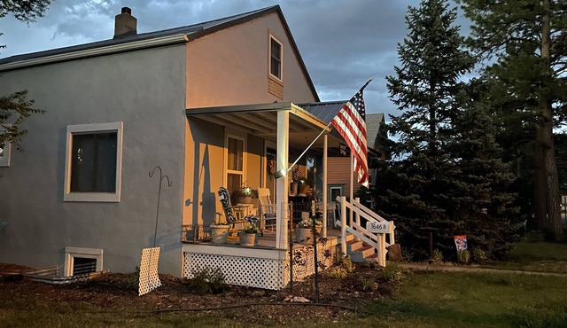 Homey Cottage- Close to Attractions- 3 bedrooms- Sleeps 10-13