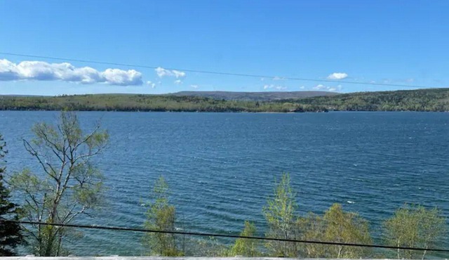 Homey cottage on Great Bras d'Or Lake.