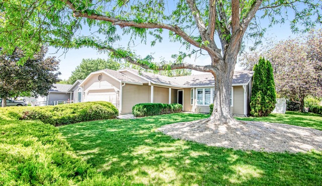 Homey, dog-friendly escape with private yard, WiFi & W/D