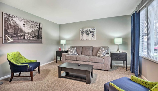 Homey Duplex - 10 Mi to Downtown Grand Rapids!