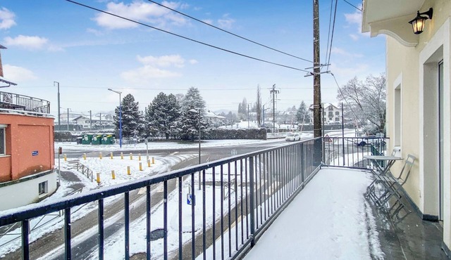 Homey Friendly - Near train station/Private patio