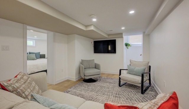 Homey Hespeler Hideaway - Casita Benani Luxury Basement Suite