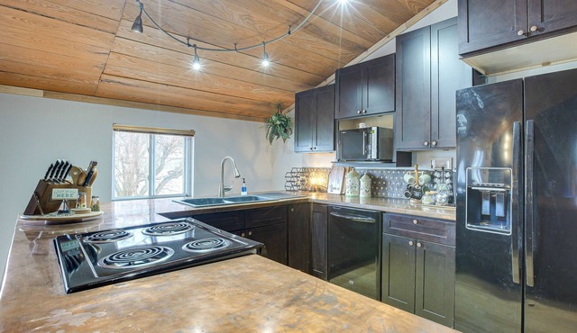 Homey Ohio Getaway on Private 7-acre Farm!