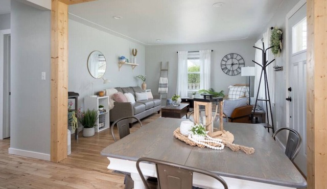 Homey Remodeled Mid-Century Getaway Near City