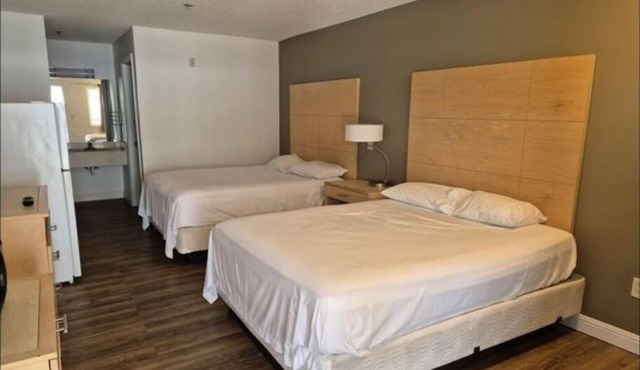 Homey Room w/Queen Bed Close to Top Historical & Amusement Sites