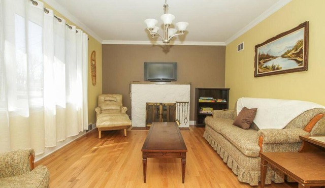 Homey Single Family on Old Orchard