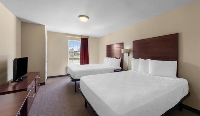 Homey Space: Rustic Room Ideal for Extended Travel Stays