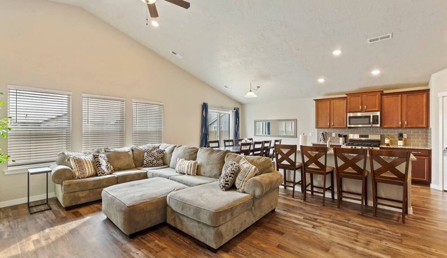 Homey Star home~King bed~5TVs ~ Walkable location