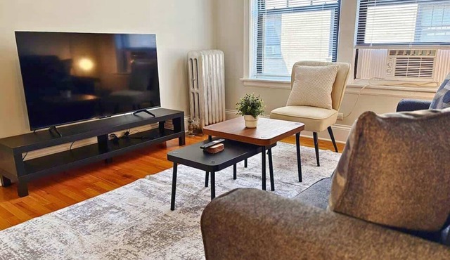 Homey Vibes 1BR Apt near Lake Michigan & UChicago