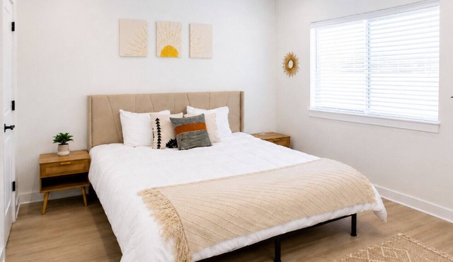 Homey WorkerFriendly 2BR Space + Gym, Pool & Lndry