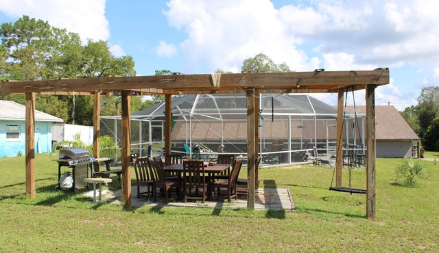 Homosassa tranquil getaway home with pool, hot tub and pergola. Pet friendly!