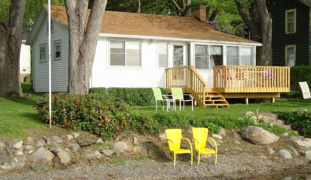 HONEOYE LAKE - A Cozy Lakefront Cottage