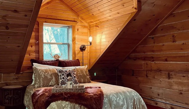 Honey Bear Acres/HOT TUB/Sleeps 4