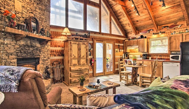 Honey Bear Pause: Rural Escape w/Porch & Hot Tub!