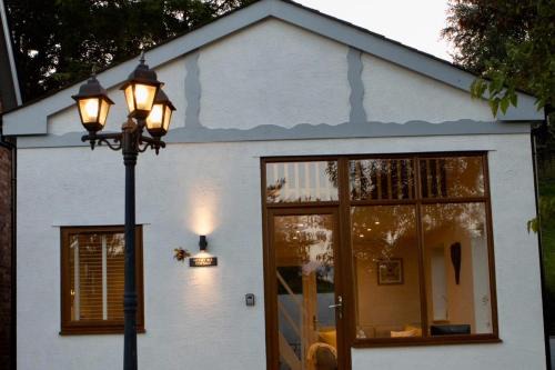 Honey Bee Cottage Tiny House Welshpool