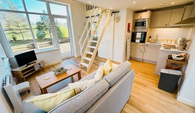 Honey Bee Cottage, Tiny House, Welshpool