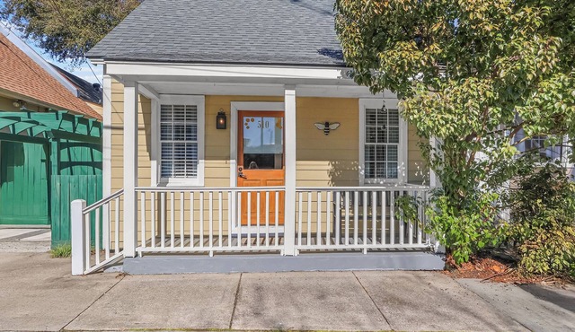Honey Bee Cottage with Private Patio in Historic District - Pet Friendly